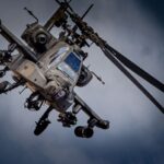 Apache gevechtshelikopters boven de regio