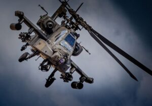 Apache gevechtshelikopters boven de regio