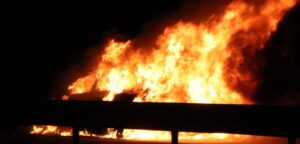Autobrand zorgt voor flinke file op A15 bij Hardinxveld-Giessendam